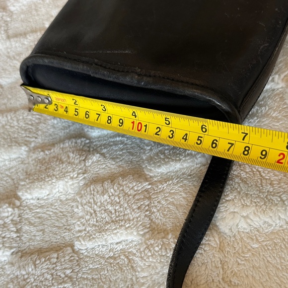 Vintage Chic Black Crossbody Bag with Buckle - Picture 15 of 16